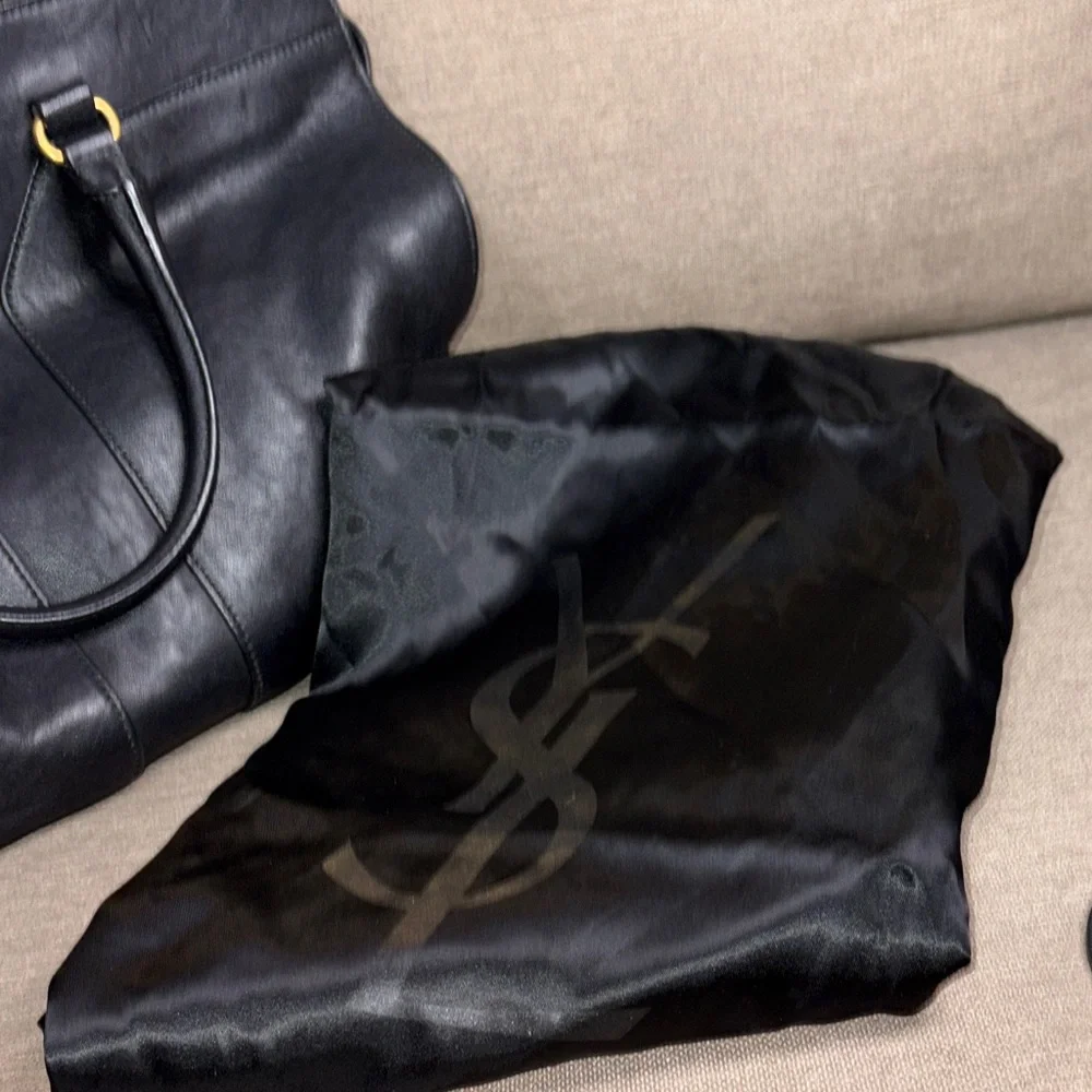 Yves Saint Laurent  Black Leather Cabas Chyc Tote Bag |Authenticated